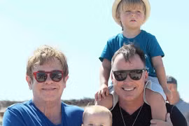 Vợ chồng cặp đôi đồng tính Elton John hạnh phúc bên con