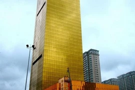 Cận cảnh khách sạn “bọc vàng” chứa cả sân bay trên nóc