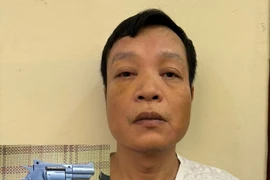 Đang ăn phở rút súng bắn xuống đất vì nghĩ rằng bị nhìn đểu