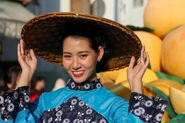 TPHCM: 'Biển người' xuống đường vui Tết Nguyên tiêu đầy màu sắc