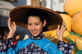 TPHCM: 'Biển người' xuống đường vui Tết Nguyên tiêu đầy màu sắc