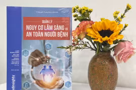 Tránh sai sót khi chăm người bệnh với cuốn sách quý từ chuyên gia