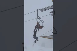 Người đàn ông “lơ lửng” trên cáp treo khiến du khách hoảng sợ