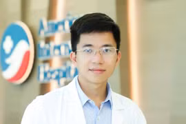 Trải lòng của BS bán xe 3 tỷ giúp học trò vùng bão lũ