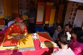 Bồi hồi Tết xưa giữa lòng Hà Nội với tục xin chữ đầu năm