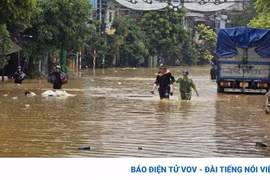 Mưa lớn tại Lào Cai, cảnh sát mang thuyền cứu hộ 