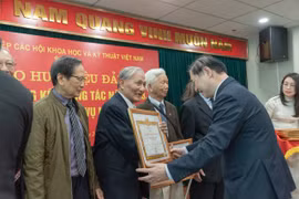 71 đảng viên được Đảng ủy Liên hiệp Hội Việt Nam trao huy hiệu Đảng