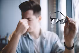 Nỗi khổ sở của những người trẻ bị cận thị độ cao