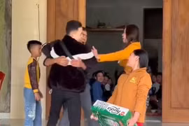 Giả vờ vào tặng bia, chàng trai khiến cả nhà vỡ òa hạnh phúc