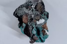 Phát hiện đá nhựa “kỳ quái” tại 5 châu lục và 11 quốc gia