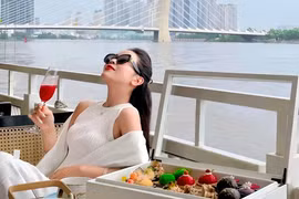 Chi tiền triệu uống trà chiều, dùng bữa tối trên sông Sài Gòn
