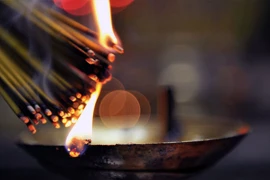 Vì sao không nên thắp hương buổi tối? Thắp hương giờ nào là tốt nhất?