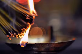 Vì sao không nên thắp hương buổi tối? Thắp hương giờ nào là tốt nhất?