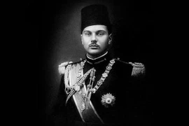 Vị vua có sở thích trộm cắp, ăn uống vô độ 