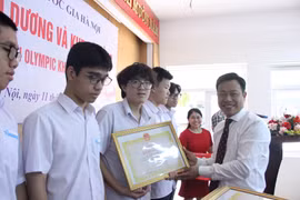 Tuyên dương 9 học sinh chuyên KHTN thi Olympic Quốc tế xuất sắc
