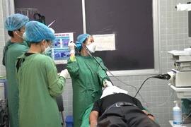 Sốc với dị vật xương ống heo nằm trong phổi suốt 20 năm