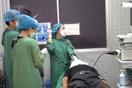 Sốc với dị vật xương ống heo nằm trong phổi suốt 20 năm