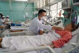 Tiêm filler nâng mũi, một cô gái bị hỏng mũi, mặt biến dạng