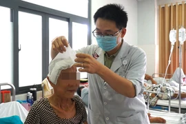 Người phụ nữ 66 tuổi vỡ túi phình mạch máu não khi hát karaoke