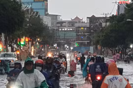 TPHCM: Mưa xuống là ngập nhưng chống ngập mới chỉ nhỏ lẻ