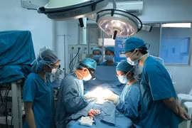 Lỗ tiểu đóng cao khiến bé trai phải mang tã giấy 10 năm