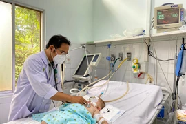 Sốt xuất huyết lại bị tiêm vào cơ, bé gái 7 tuổi nguy kịch 