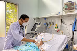 Sốt xuất huyết lại bị tiêm vào cơ, bé gái 7 tuổi nguy kịch 