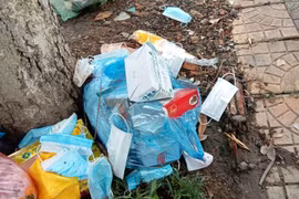 Rác thải Covid-19: Dân phân loại, thu gom lại trộn chung