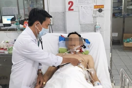 Bệnh nhân nam bị dao đâm xuyên lưng ra ngực bụng, sốc mất máu 