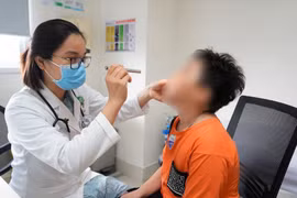 Chảy nước mũi suốt 2 tháng vì thun cột tóc kẹt trong hốc mũi