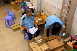 Phát hiện hơn 13.000 mỹ phẩm cao cấp thu mua trôi nổi trong ngôi nhà 'nội bất xuất, ngoại bất nhập'