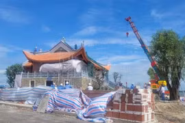 Tháo dỡ công trình tâm linh trong dự án Cảng Quốc tế Mỹ Xuân 