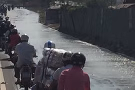 Giao thông hỗn loạn vì nước cống thối tràn xa lộ Hà Nội