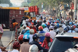 TP HCM: Xe đầu kéo tông sập tường rào, giao thông kẹt cứng