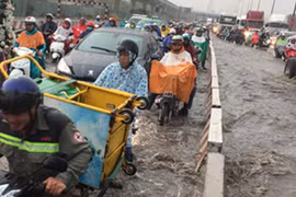 Mưa đầu mùa cực lớn, giao thông cửa ngõ TP HCM kẹt cứng