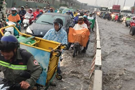 Mưa đầu mùa cực lớn, giao thông cửa ngõ TP HCM kẹt cứng