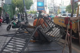 Container lao vào nhà dân, nhiều người tháo chạy