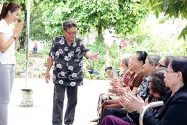 Phạm Hương thăm nghệ sĩ già nhân ngày Gia đình Việt Nam