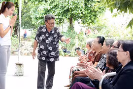 Phạm Hương thăm nghệ sĩ già nhân ngày Gia đình Việt Nam
