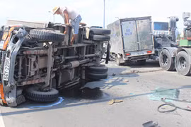 Xe tải gây tai nạn liên hoàn náo loạn cửa ngõ Sài Gòn