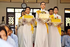 Trương Thị May diện áo dài trắng dự lễ Vu lan