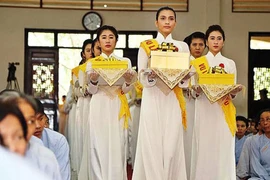 Trương Thị May diện áo dài trắng dự lễ Vu lan