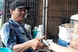 Công an vận động tiểu thương tố giác “bảo kê” ở chợ Long Biên