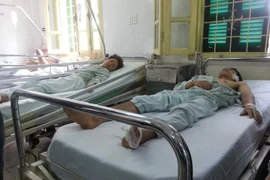 Nỗ lực cứu chữa các nạn nhân sập nhà 4 tầng ở Hà Nội