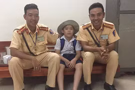 Học sinh lớp 3 đi lạc được CSGT Hà Nội giúp đỡ