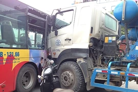 Hà Nội: Xe bồn đâm trực diện xe bus, nhiều người hoảng loạn
