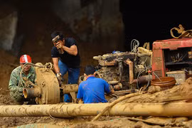 Hai phu vàng mắc kẹt trong hang: Chính quyền buông lỏng quản lý?