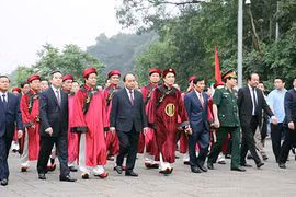 Thủ tướng Nguyễn Xuân Phúc đội mưa dâng hương tại Giỗ Tổ Hùng Vương