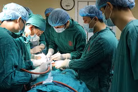 Phẫu thuật dị dạng tĩnh mạch chân bất thường cho người bệnh