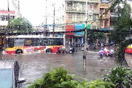 Ảnh: Mưa lớn, đường Hà Nội lại biến thành “sông“